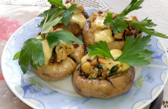 Mushrooms in the microwave: whole recipes with cheese, potatoes and mayonnaise