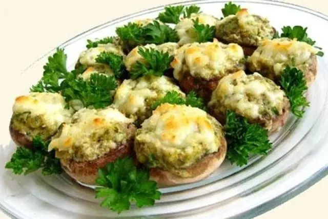 Mushrooms in the microwave: whole recipes with cheese, potatoes and mayonnaise