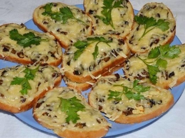 Mushrooms in the microwave: whole recipes with cheese, potatoes and mayonnaise