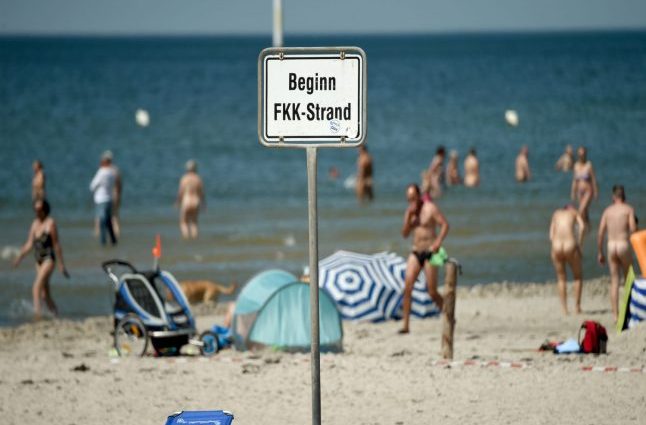 Naked on the beach? Contact with sand can lead to health problems