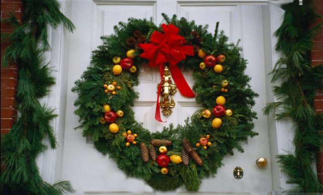 New Years (Christmas) wreath of cones: photo, do-it-yourself master classes