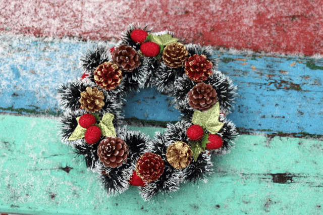 New Years (Christmas) wreath of cones: photo, do-it-yourself master classes