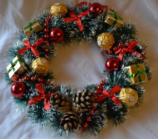 New Years (Christmas) wreath of cones: photo, do-it-yourself master classes