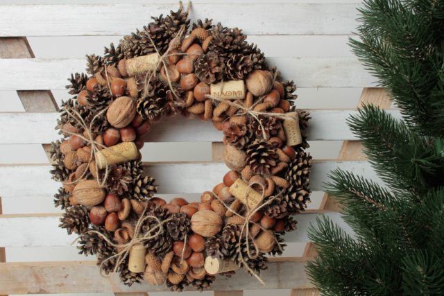 New Years (Christmas) wreath of cones: photo, do-it-yourself master classes