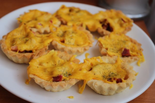 New Years tartlets: appetizer recipes, with salad