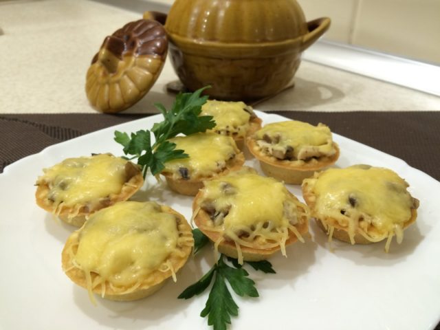 New Years tartlets: appetizer recipes, with salad