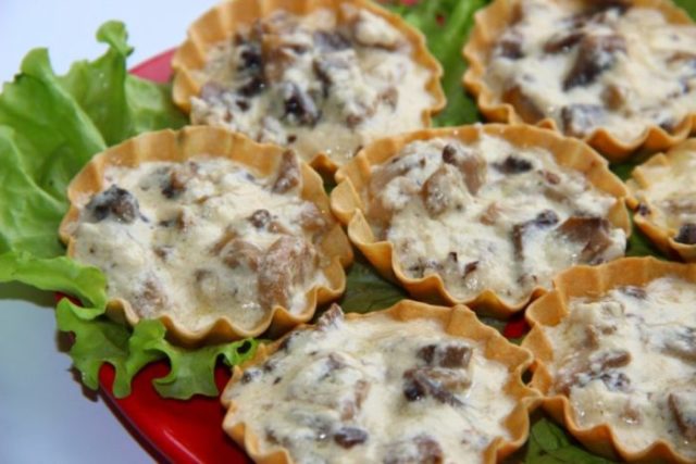 New Years tartlets: appetizer recipes, with salad