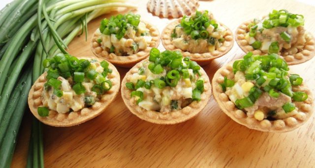 New Years tartlets: appetizer recipes, with salad