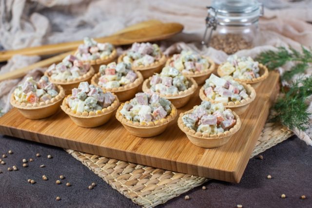 New Years tartlets: appetizer recipes, with salad