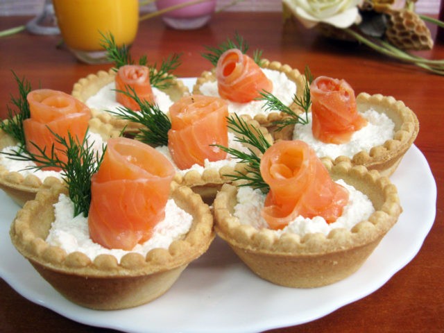 New Years tartlets: appetizer recipes, with salad