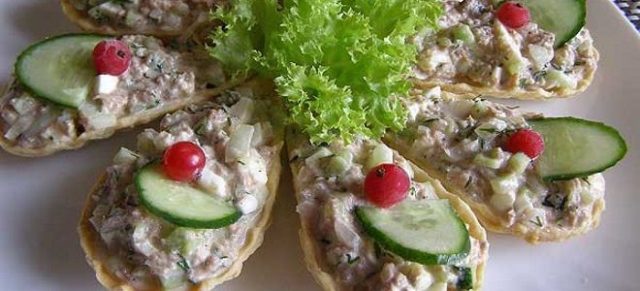 New Years tartlets: appetizer recipes, with salad