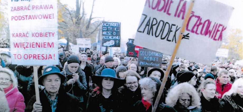 Nurses are protesting in front of the Sejm. &#8220;We are looking at the hands of Members.&#8221; PICTURES