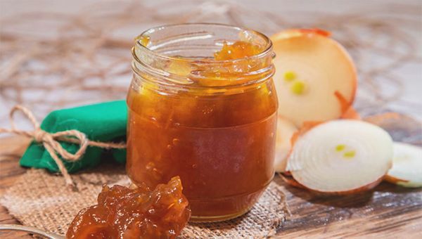 Onion jam: the benefits of eating, step-by-step recipes from white and red onions with lemon, honey, apples, for children