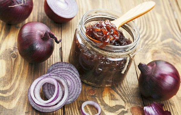 Onion jam: the benefits of eating, step-by-step recipes from white and red onions with lemon, honey, apples, for children