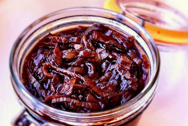 Onion jam: the benefits of eating, step-by-step recipes from white and red onions with lemon, honey, apples, for children