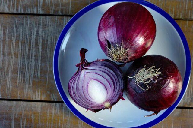 Onion sets Red Baron: characteristics and description of the variety, reviews