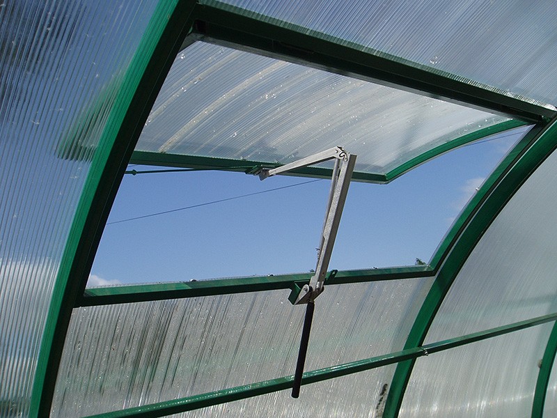 Opening greenhouses: the advantages of technology