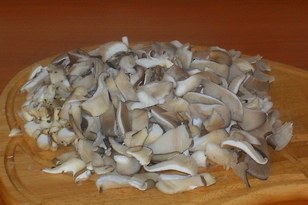 Oyster mushrooms in sour cream in a pan and in the oven: with onions, potatoes, pork