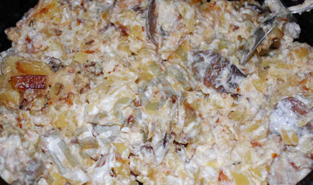 Oyster mushrooms in sour cream in a pan and in the oven: with onions, potatoes, pork