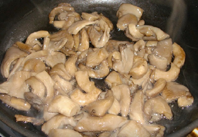 Oyster mushrooms in sour cream in a pan and in the oven: with onions, potatoes, pork