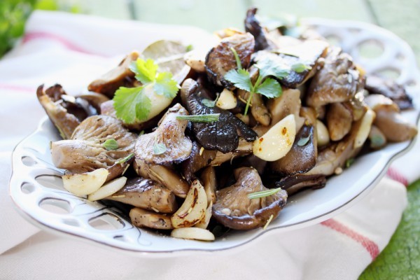 Oyster mushrooms with garlic: recipes for fried and pickled dishes