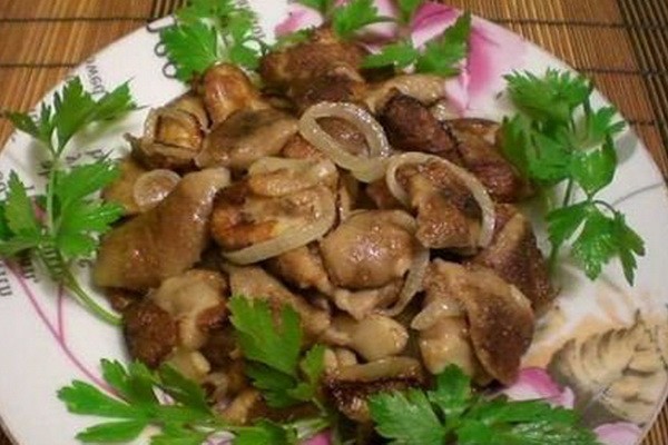 Oyster mushrooms with garlic: recipes for fried and pickled dishes