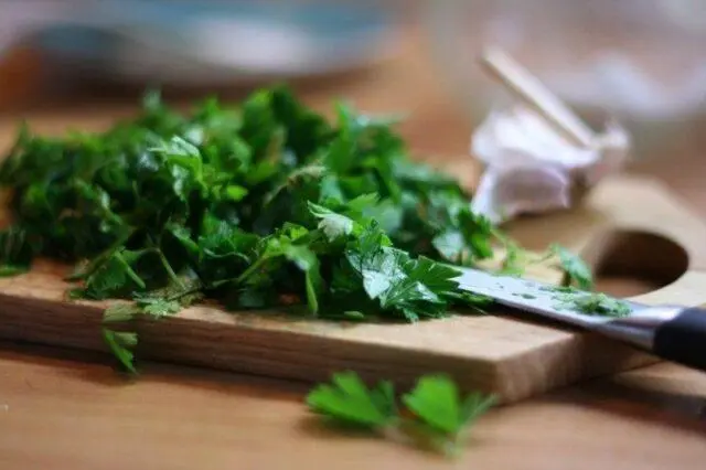 Parsley ice for the face: how to make, recipes, benefits, reviews