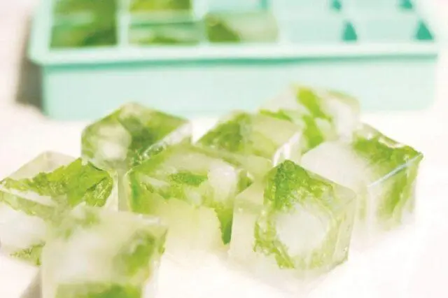 Parsley ice for the face: how to make, recipes, benefits, reviews