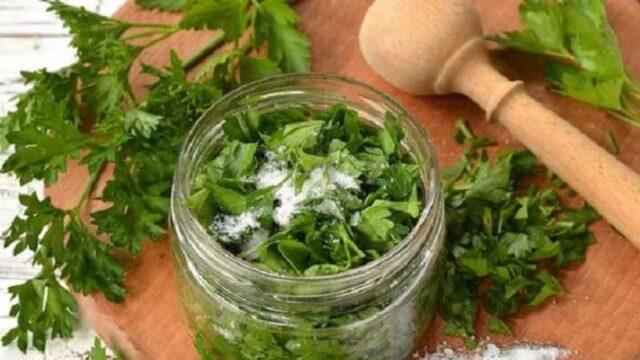 Parsley with salt for the winter in jars