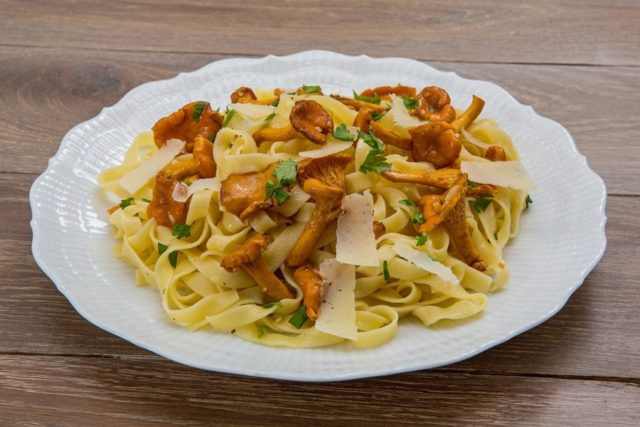 Pasta with chanterelles: in creamy sauce, with bacon