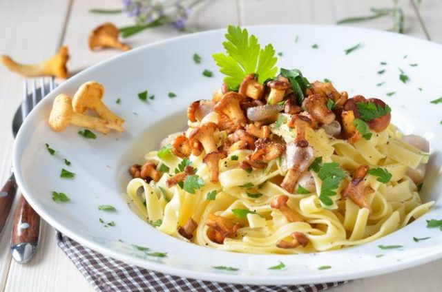 Pasta with chanterelles: in creamy sauce, with bacon