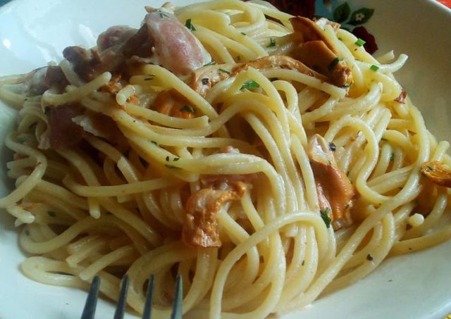 Pasta with chanterelles: in creamy sauce, with bacon