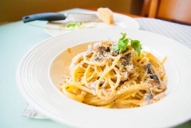 Pasta with chanterelles: in creamy sauce, with bacon