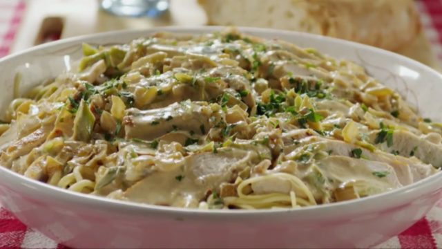 Pasta with chanterelles: in creamy sauce, with bacon