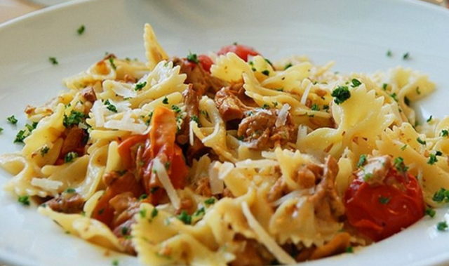 Pasta with chanterelles: in creamy sauce, with bacon