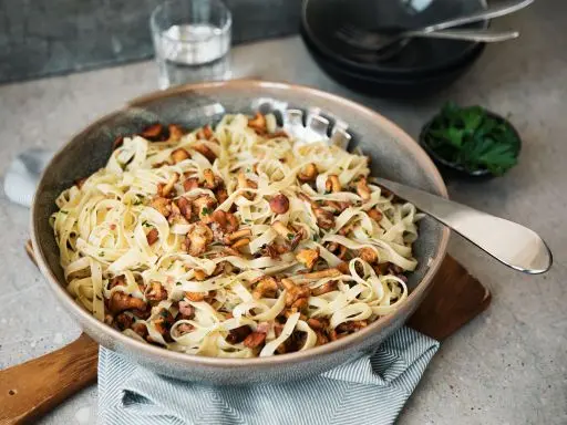 Pasta with chanterelles: in creamy sauce, with bacon