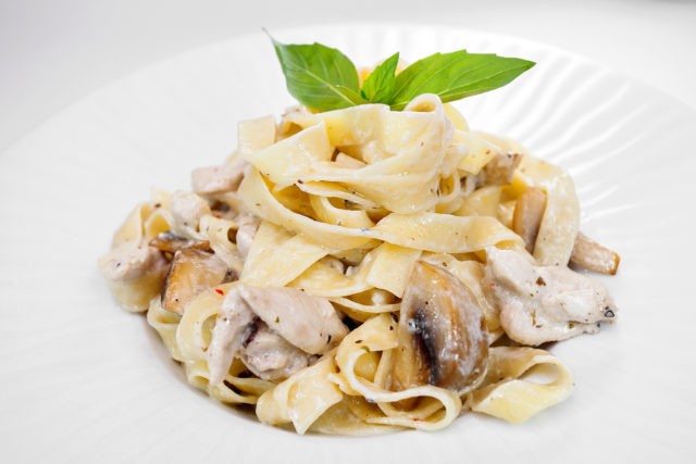 Pasta with porcini mushrooms: in cream sauce and without cream