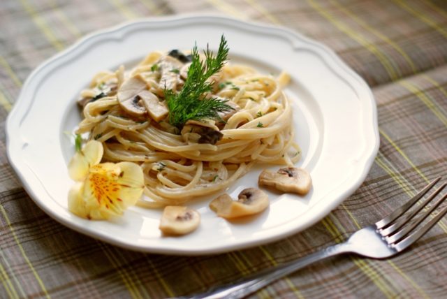 Pasta with porcini mushrooms: in cream sauce and without cream