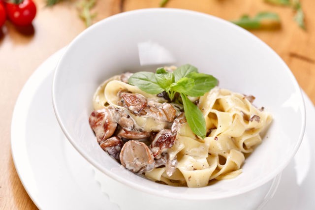 Pasta with porcini mushrooms: in cream sauce and without cream