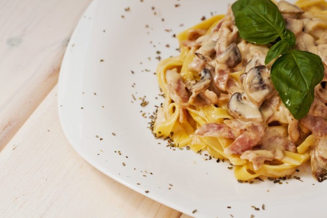 Pasta with porcini mushrooms: in cream sauce and without cream