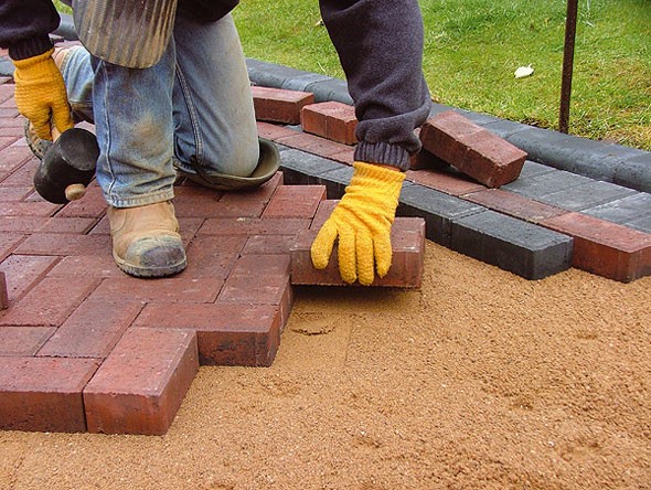 Paths in the country from paving slabs: paving technology + photos of successful design ideas for garden paths