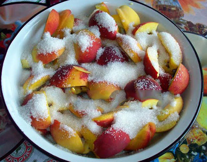 Peach jam for the winter: simple recipes for cooking in a slow cooker, bread machine, with nectarines and other additives