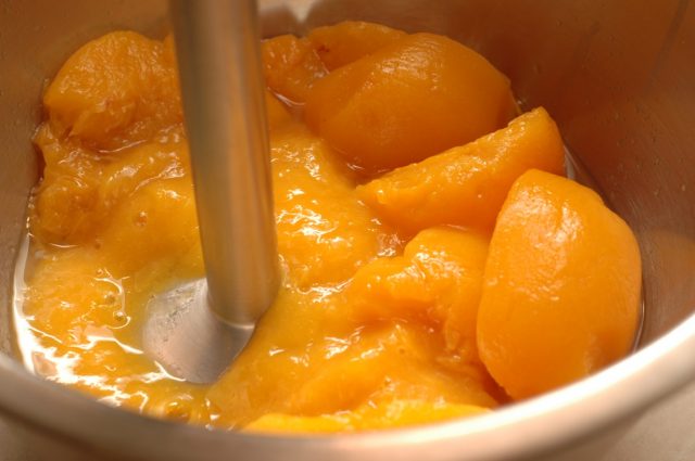 Peach puree for the winter