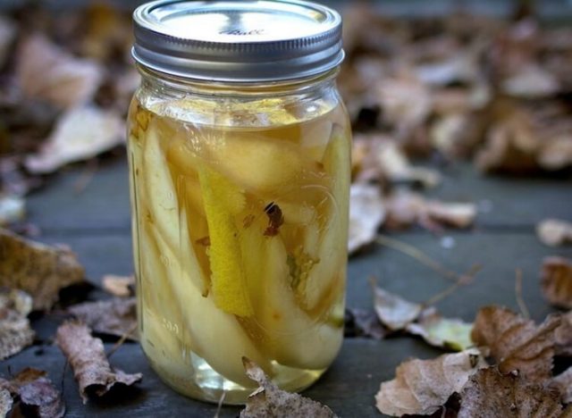 Pear liqueur at home: recipes