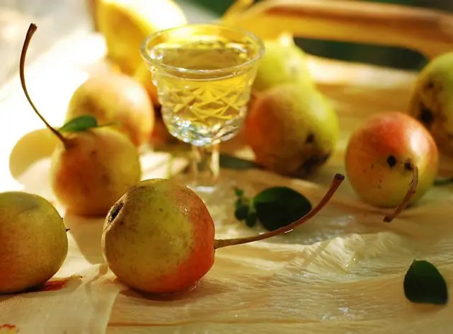 Pear liqueur at home: recipes