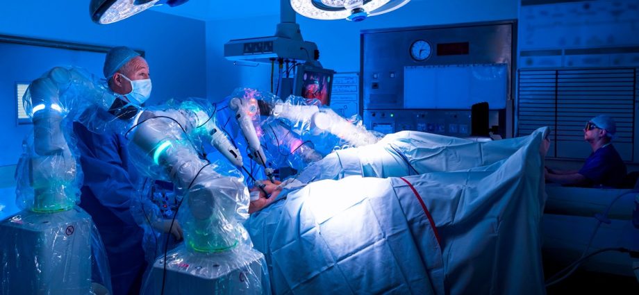 People are better than robots &#8211; at least in the operating room in surgery