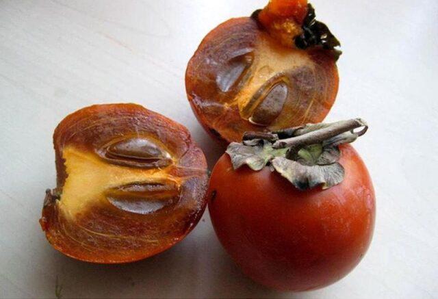 Persimmon bones: is it possible to eat, benefits and harms