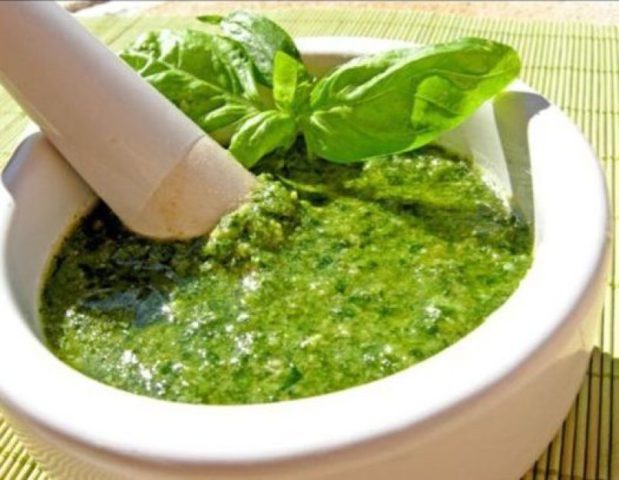 Pesto: classic recipe with basil