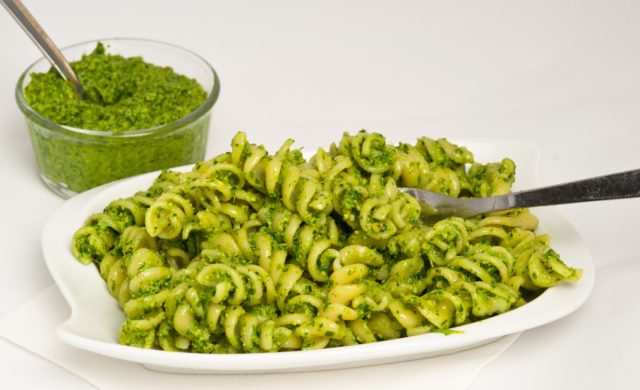 Pesto: classic recipe with basil