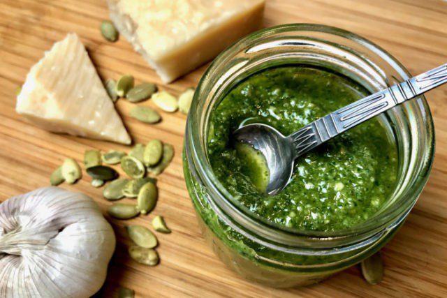 Pesto: classic recipe with basil